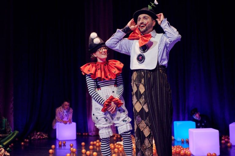 Clown-Darsteller Hamid Afzali bei einer Theatervorstellung in Karlsruhe – Schauspiel und Storytelling als Grundlage für Filmproduktion und Videografie